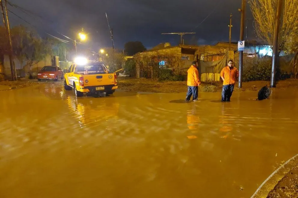 Defensa Civil pidió evacuar las zonas inundables del rio Neuquén en