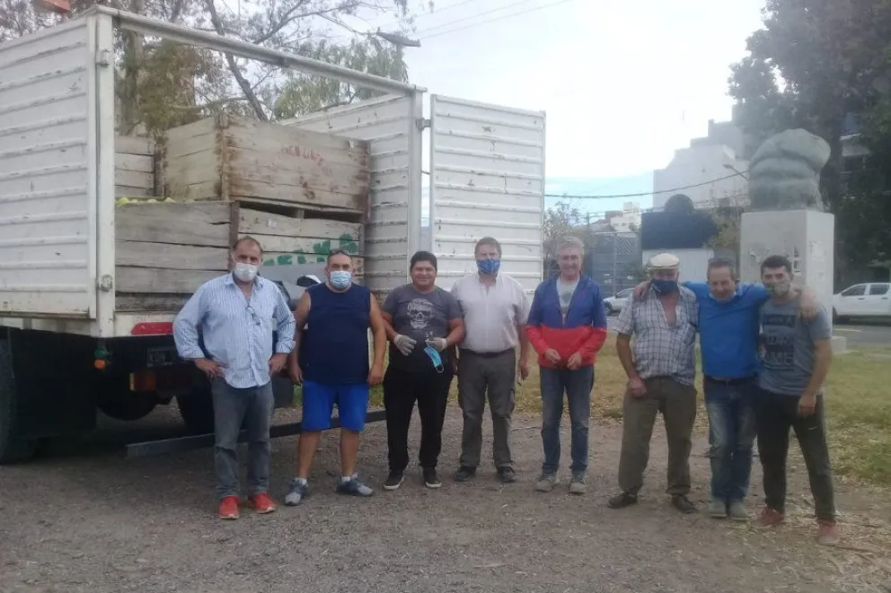 Camión con manzanas cargado rumbo a la Región Sur: Ramos Media, Valcheta y otros parajes.