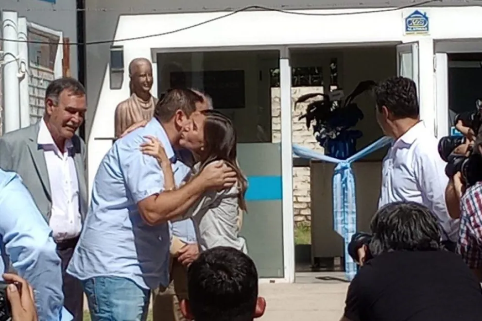 Raverta y el jefe de la oficina de Centenario, Ariel Mart&iacute;n