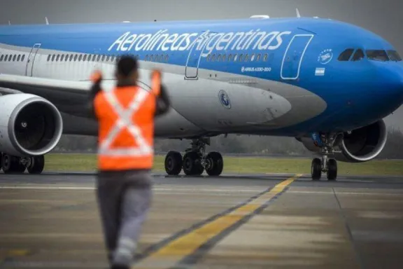 Vuelo de Aerolíneas Argentinas a Neuquén realiza aterrizaje de emergencia por falsa alarma de incendio thumbnail