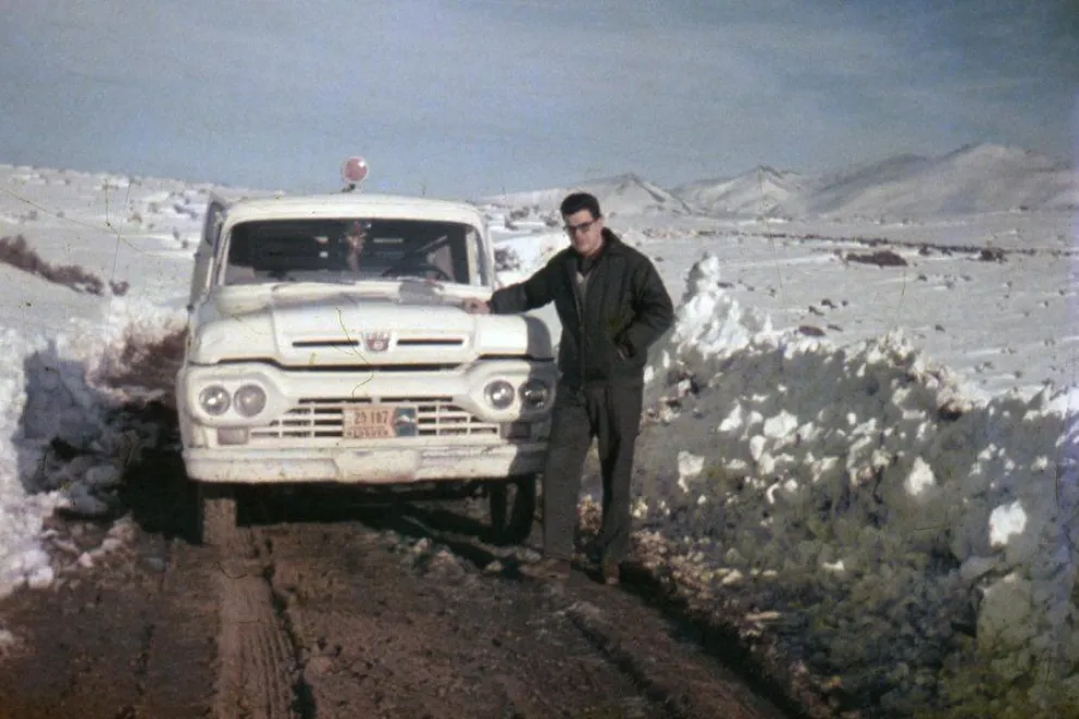 Horacio Lores durante la nevada hist&oacute;rica de 1965, Andacollo, provincia de Neuqu&eacute;n. Gentileza de Horacio Lores.