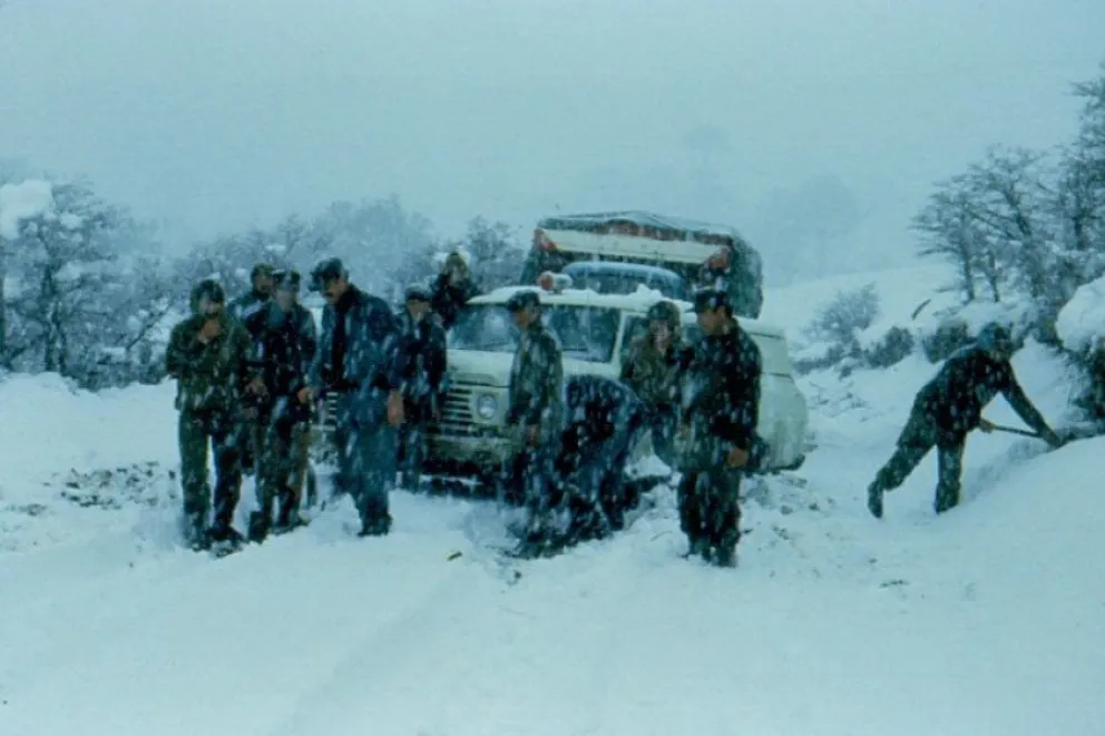 Expedici&oacute;n de rescate en Moquehue, 1976, departamento de Alumin&eacute;, provincia de Neuqu&eacute;n. Gentileza de Jos&eacute; &ldquo;Pino&rdquo; Russo.