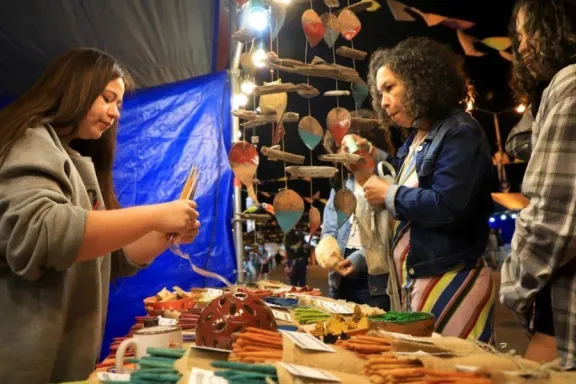 Se extiende por un día mas la Feria de los Artesanos | NoticiasNQN