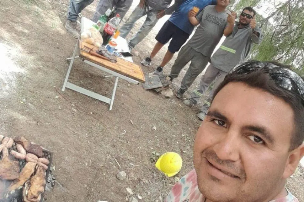 Chimango, de azul, al momento de compartir el asado