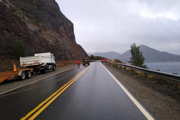 Se produjo un derrumbe de piedras en la Ruta 40 entre Bariloche y Villa ...