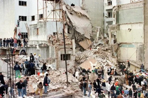 Argentina pidió la detención de un Ministro iraní por el atentado de 1994 thumbnail