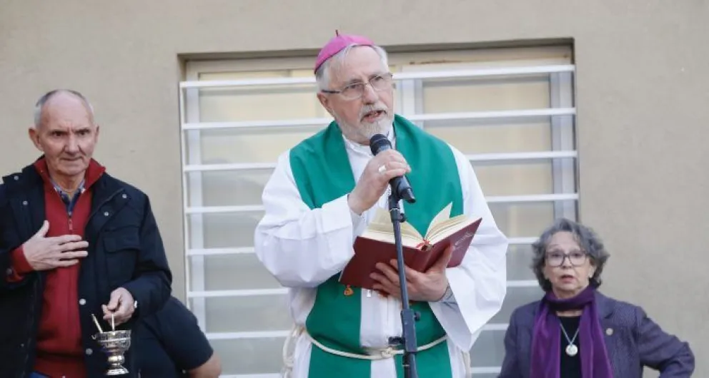 El obispo de la Diócesis de Neuquén, Monseñor Fernando Croxatto bendijo el lugar «para que sea testimonio del amor fraternal» de quienes vivirán en él.