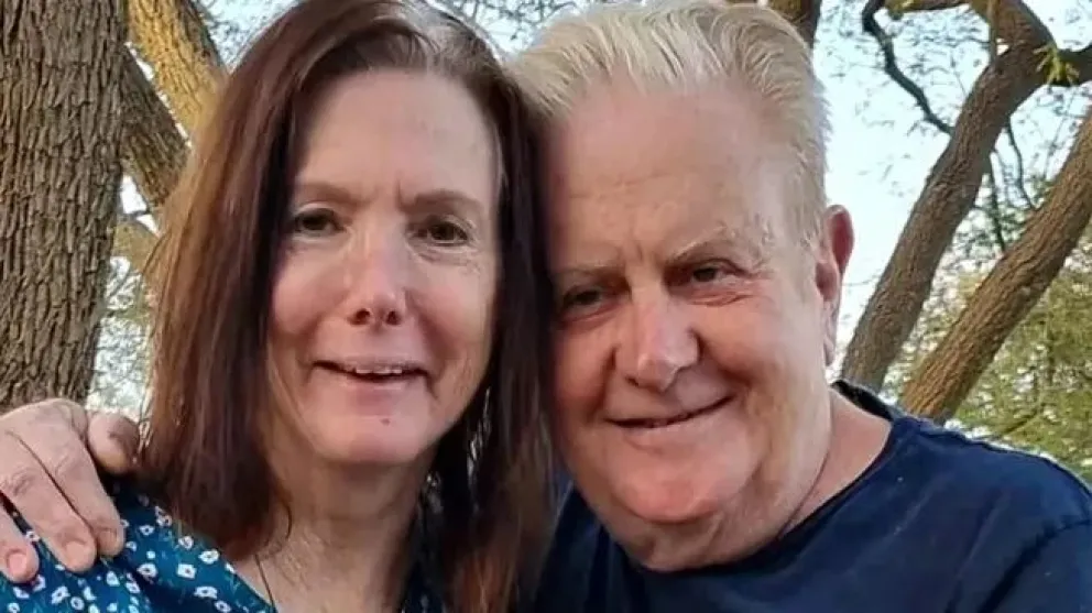 Yossi Silberman junto a su pareja, Margit Schneider Zimmerman.