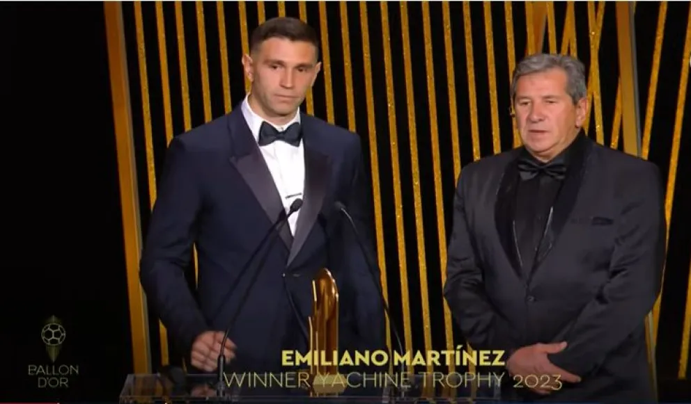 Dibu Martínez ganó el premio al mejor arquero del mundo en la gala del