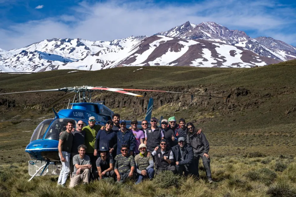 El equipo de profesionales del OAVV del SEGEMAR, Defensa Civil, OPTIC y aeronáutica de la Provincia de Neuquén, que llevaron adelante la instalación de la nueva red de monitoreo del volcán Domuyo.