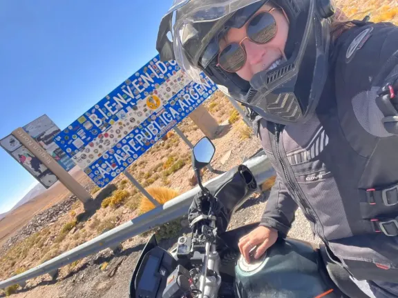Una joven estadounidense recorría el mundo en moto y se la robaron en Argentina thumbnail