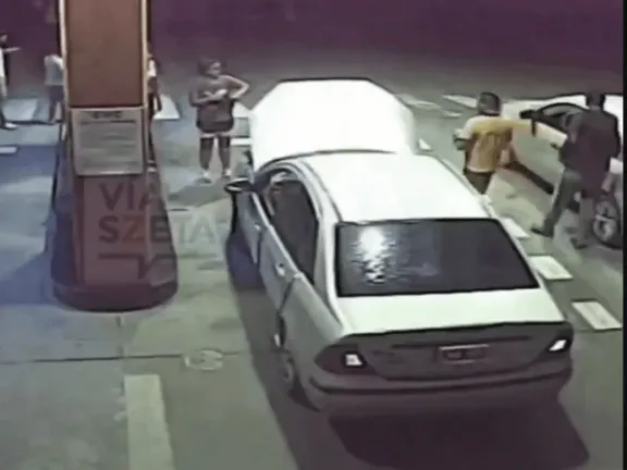 Video. Un auto que transportaba cocaína en el tubo de gas explotó cuando cargaba GNC thumbnail