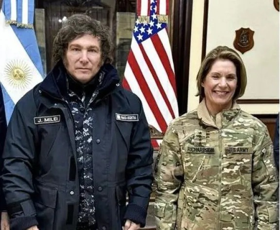 Fernández: "El Presidente argentino, disfrazado de militar nos llena de vergüenza como Nación" thumbnail