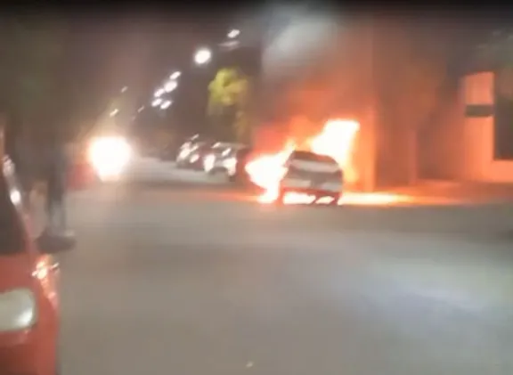 En segundos, un auto se incendió por completo thumbnail