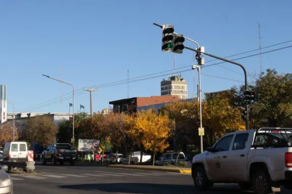 La Muni avanza en la sincronización de los semáforos sobre la Avenida Mosconi thumbnail