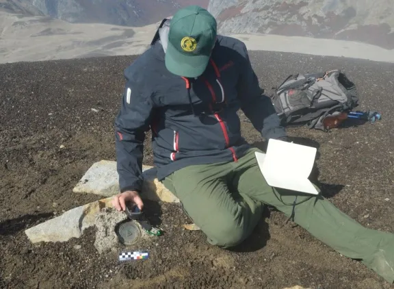 Encontraron una placa geodésica de la época del perito Moreno thumbnail