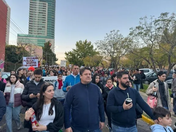 El intendente dijo presente en la Marcha Federal Universitaria: más de 30 mil personas en Neuquén thumbnail