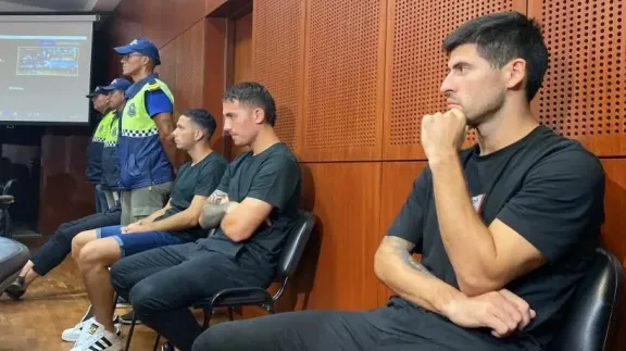 Abuso sexual: Vélez rescindió los contratos de los tres futbolistas denunciados thumbnail
