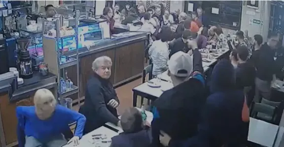 Impactante Video: cuatro ladrones asaltaron una pizzería llena de gente en segundos thumbnail