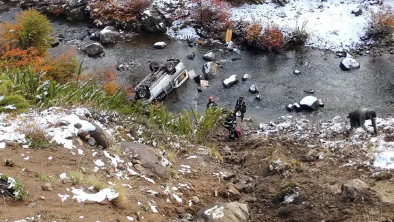 Despiste y caida a un arroyo de una camioneta en la ruta a Pino Hachado thumbnail