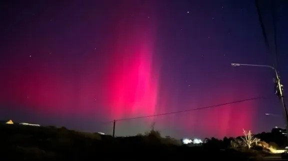 Video. Tormenta solar provoca inéditas auroras australes en Ushuaia y la Antártida thumbnail
