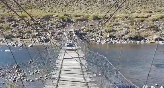Video. Vecinos aislados tras casi nueve meses sin reparación de pasarela sobre el río Neuquén thumbnail