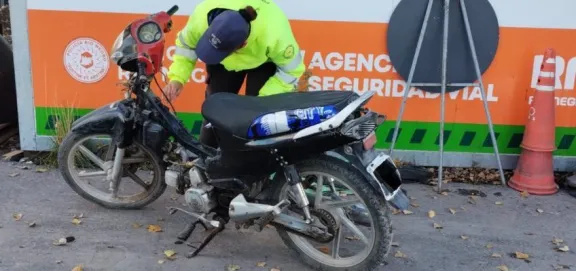 Hallan una moto robada en un control policial en Roca thumbnail