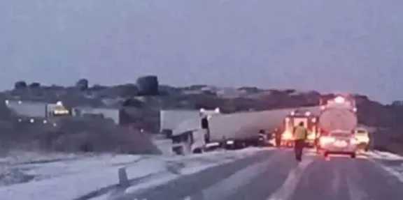 Choque fatal en Ruta 237: un camión con acoplado colisionó con un auto en medio de la nieve thumbnail
