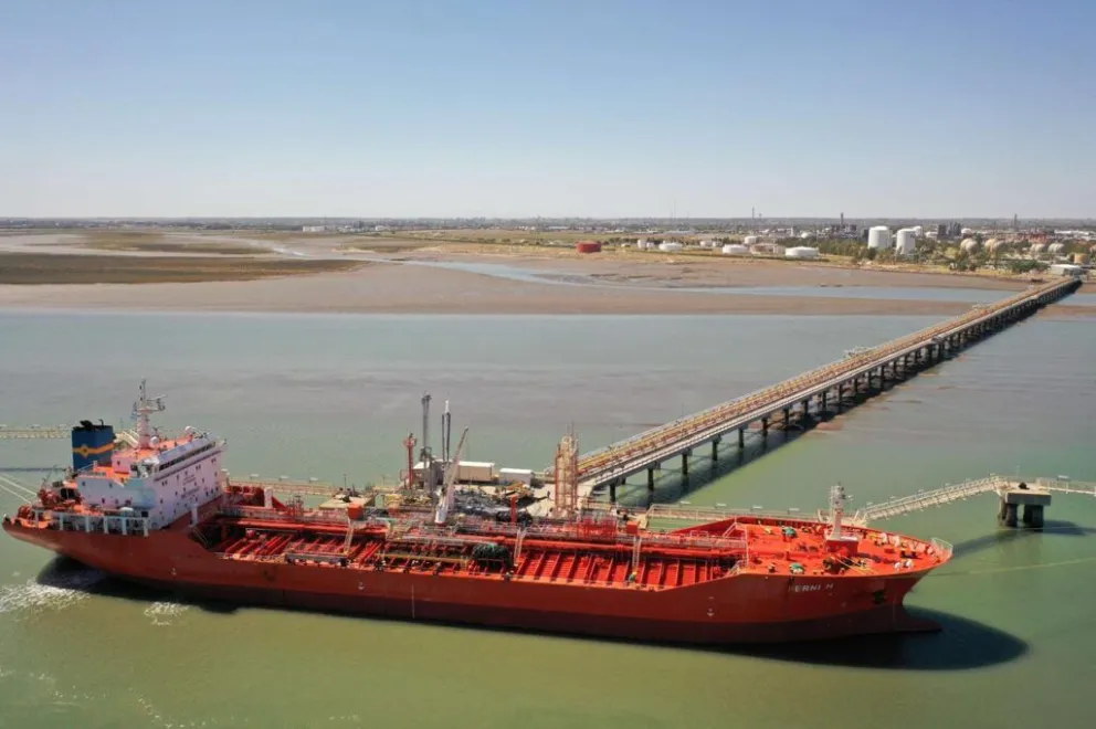 Construirán un oleoducto entre la refinería de Bahía Blanca y la red de Oldelval para exportar más crudo