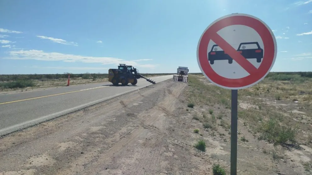 Avanzan las tareas de señalización vertical en un sector de la Ruta 22 ...