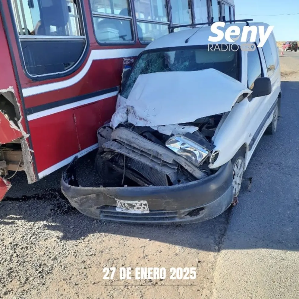 Fuerte choque entre una camioneta y un colectivo urbano en la Ruta 70 ...