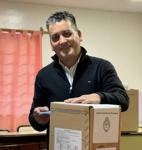 Gabriel Álamo fue el primer legislador neuquino en votar en Aluminé ...