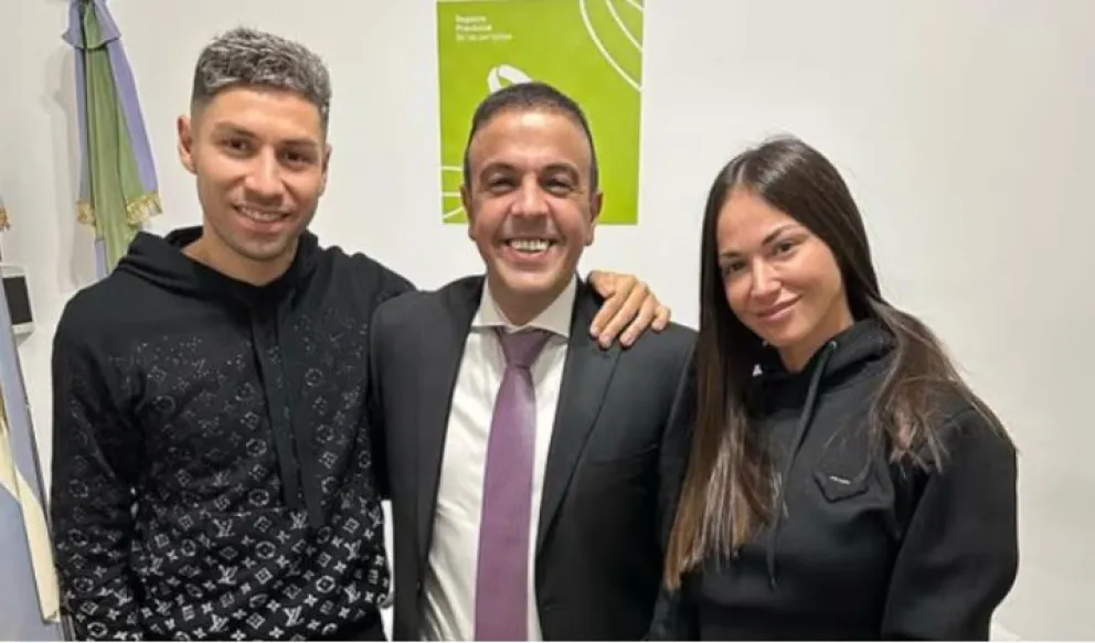 Nicolas Payarola, centro, junto con Gonzalo Montiel y la pareja del futbolista, Karina Nacucchio
